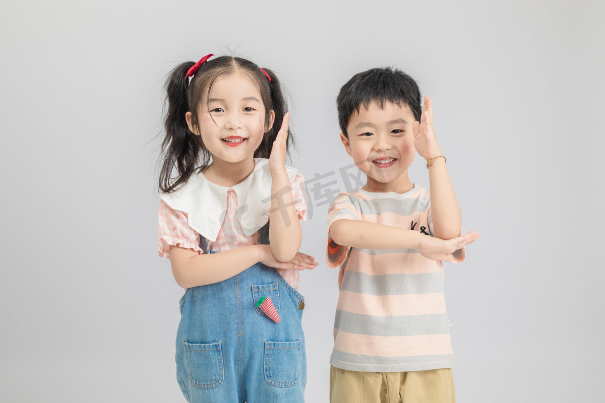 六一早上男孩女孩室内动作摄影图配图人物图片