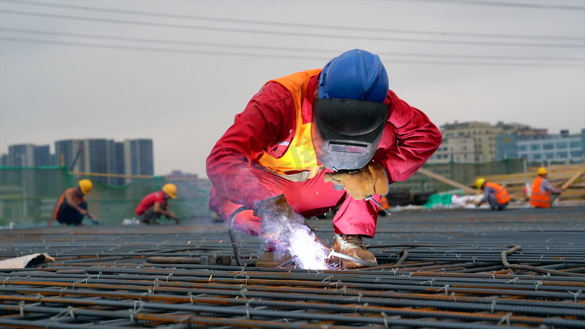 实拍工地工人烧电焊焊接作业工业素材图片