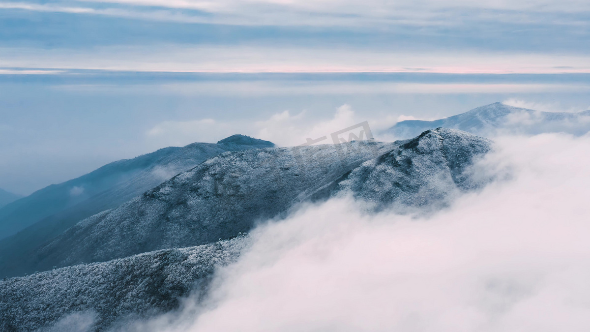 雪山穿越云海雪山风景图片