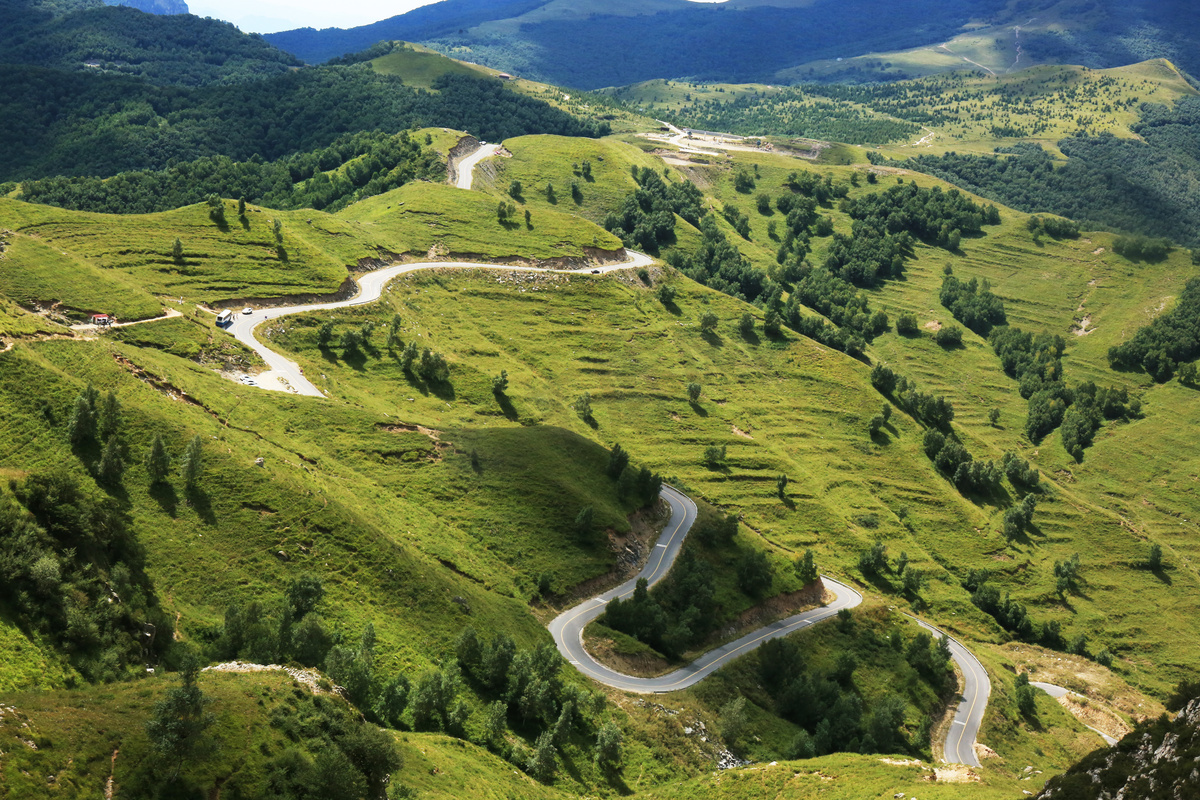 山里蜿蜒小路摄影图图片