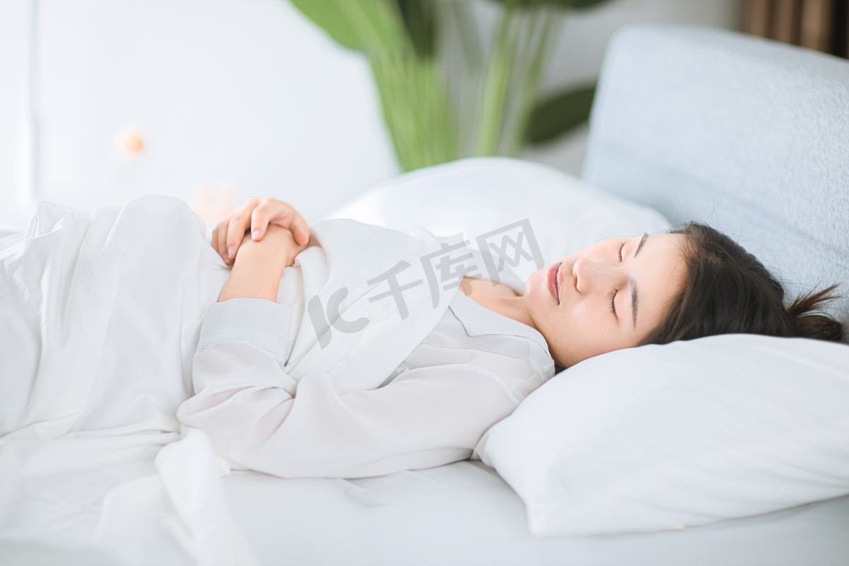 睡眠白天美女卧室睡觉摄影图配图图片