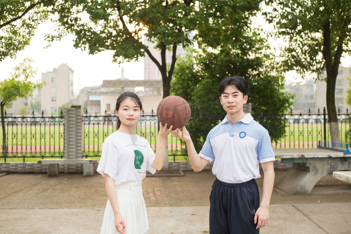 美女帅哥学生学校校园摄影图配图图片