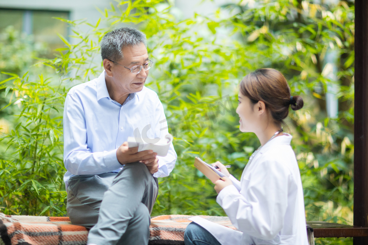 老人健康白天老人和女医生户外询问病情摄影图配图图片