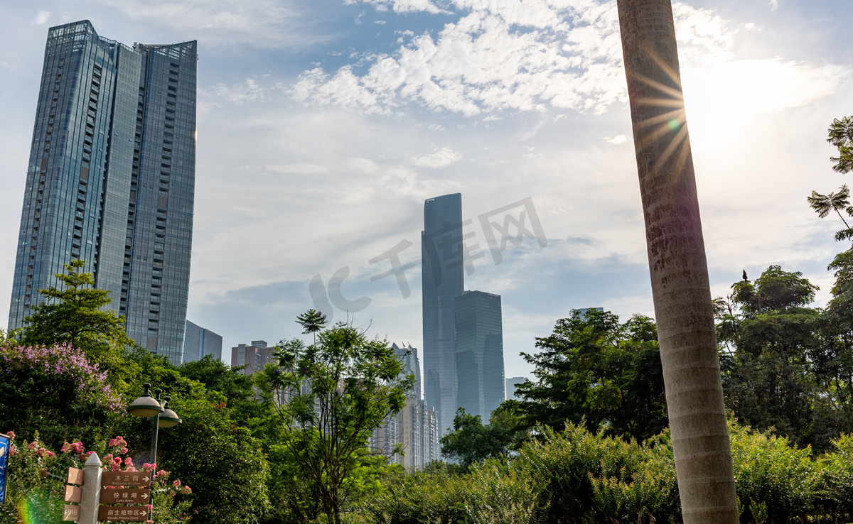 城市下午高楼大厦建筑太阳摄影图配图图片