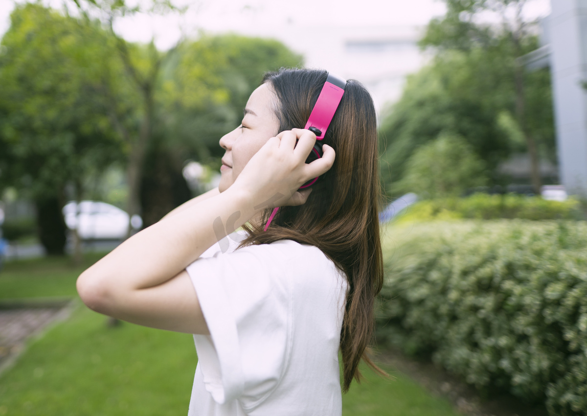 校园草坪女孩摄影图图片