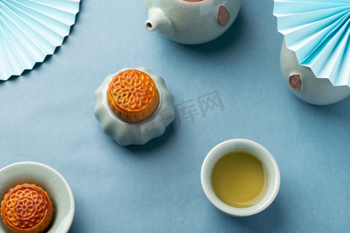 复古月饼风格中秋节海报摄影图图片