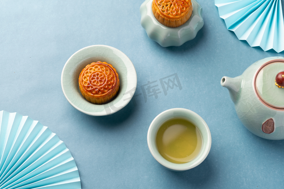 月饼美食中国风海报中秋团圆摄影图图片