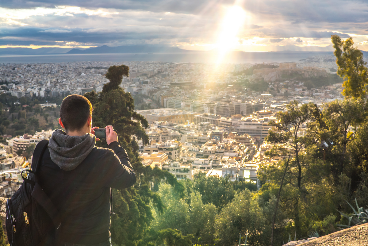 眺望雅典的旅行者图片