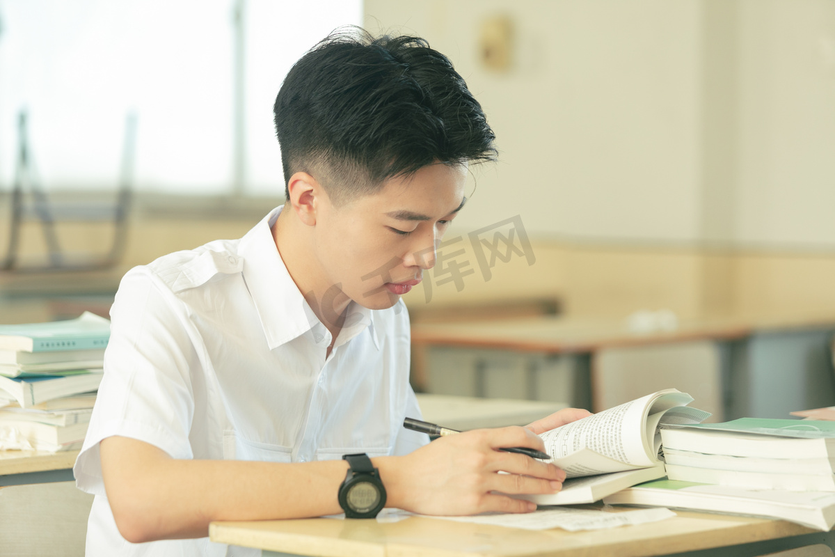 学生学习男生学校看书摄影图配图图片