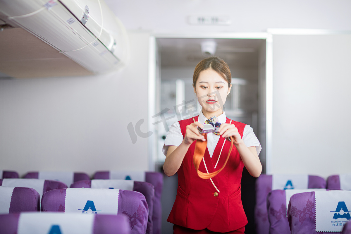 安全飞行须知白天空姐客舱内展示氧气面罩摄影图配图图片