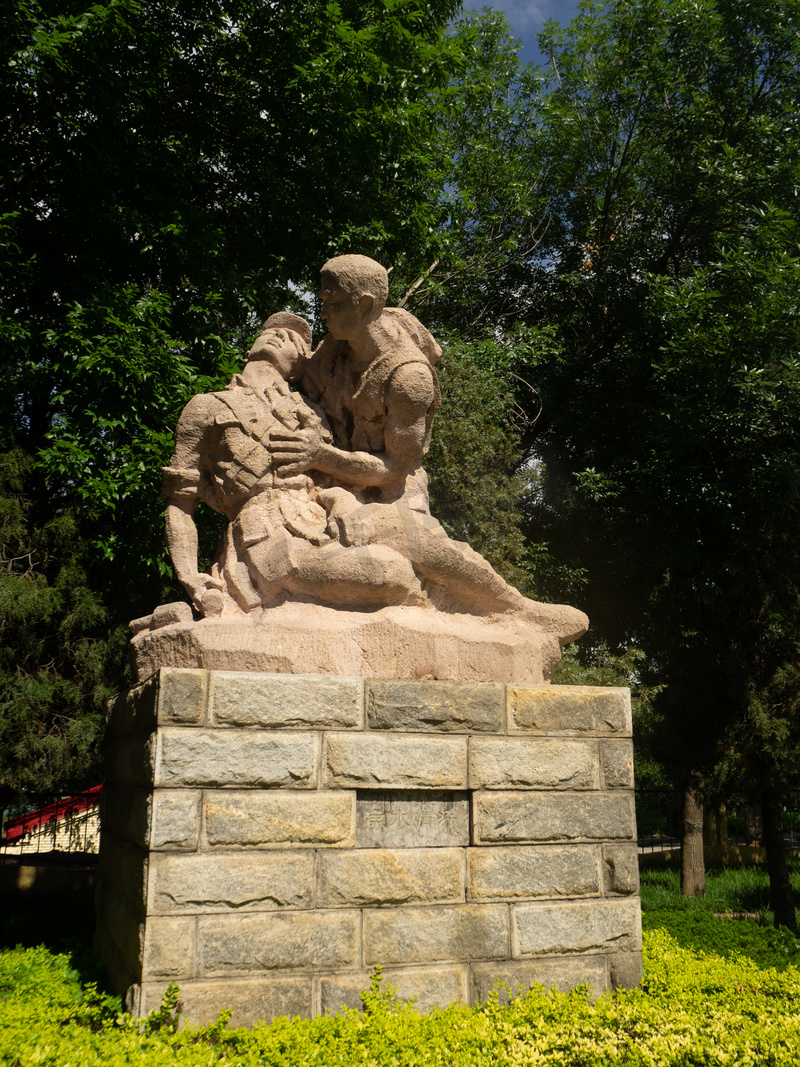 建党100年纪念白天雕塑烈士陵园抱着牺牲的战士摄影图配图图片