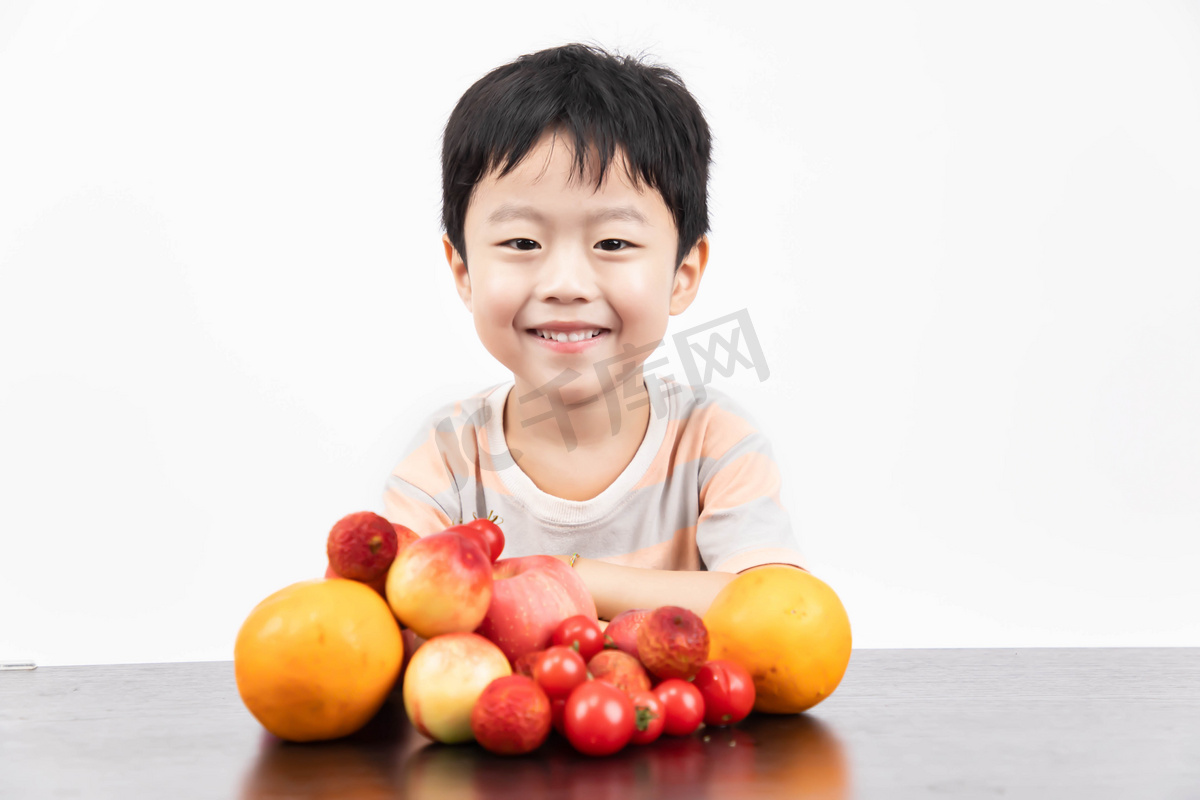 儿童白天男孩水果桌旁微笑摄影图配图图片
