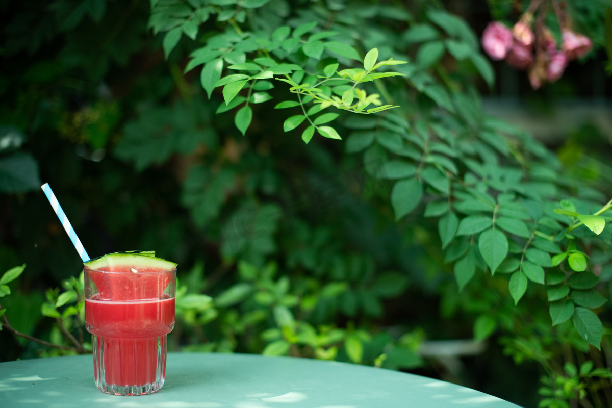 夏日饮品白天新鲜西瓜汁绿树下文艺唯美背景摄影图配图图片