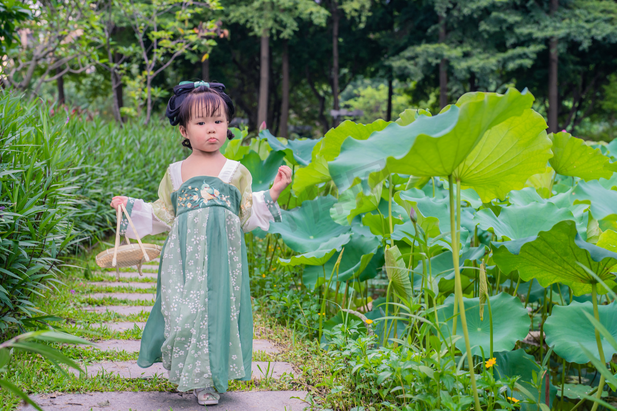 汉服女孩下午儿童户外嘟嘟嘴摄影图配图图片