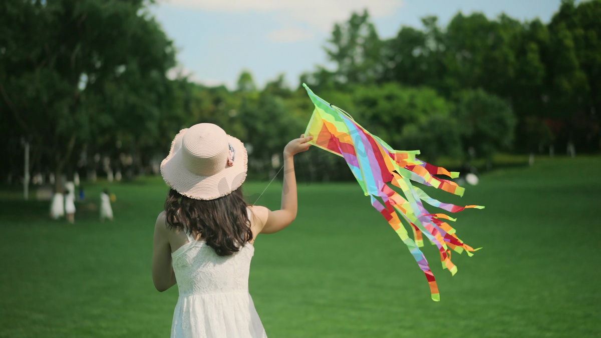 夏天女生草地上奔跑放风筝背影唯美意境图片