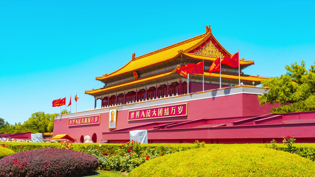 蓝天北京天安门红旗飘飘首都地标摄影图图片