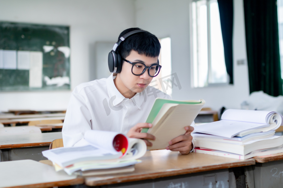 正在教室自习学习看书的男大学生形象展示图片