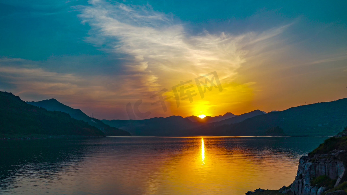 实拍唯美夏日夏天夕阳下祖国山河图片