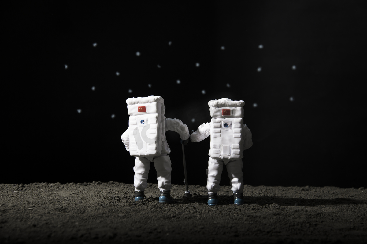 探索夜晚宇航员模拟月球创意微距摄影图配图图片