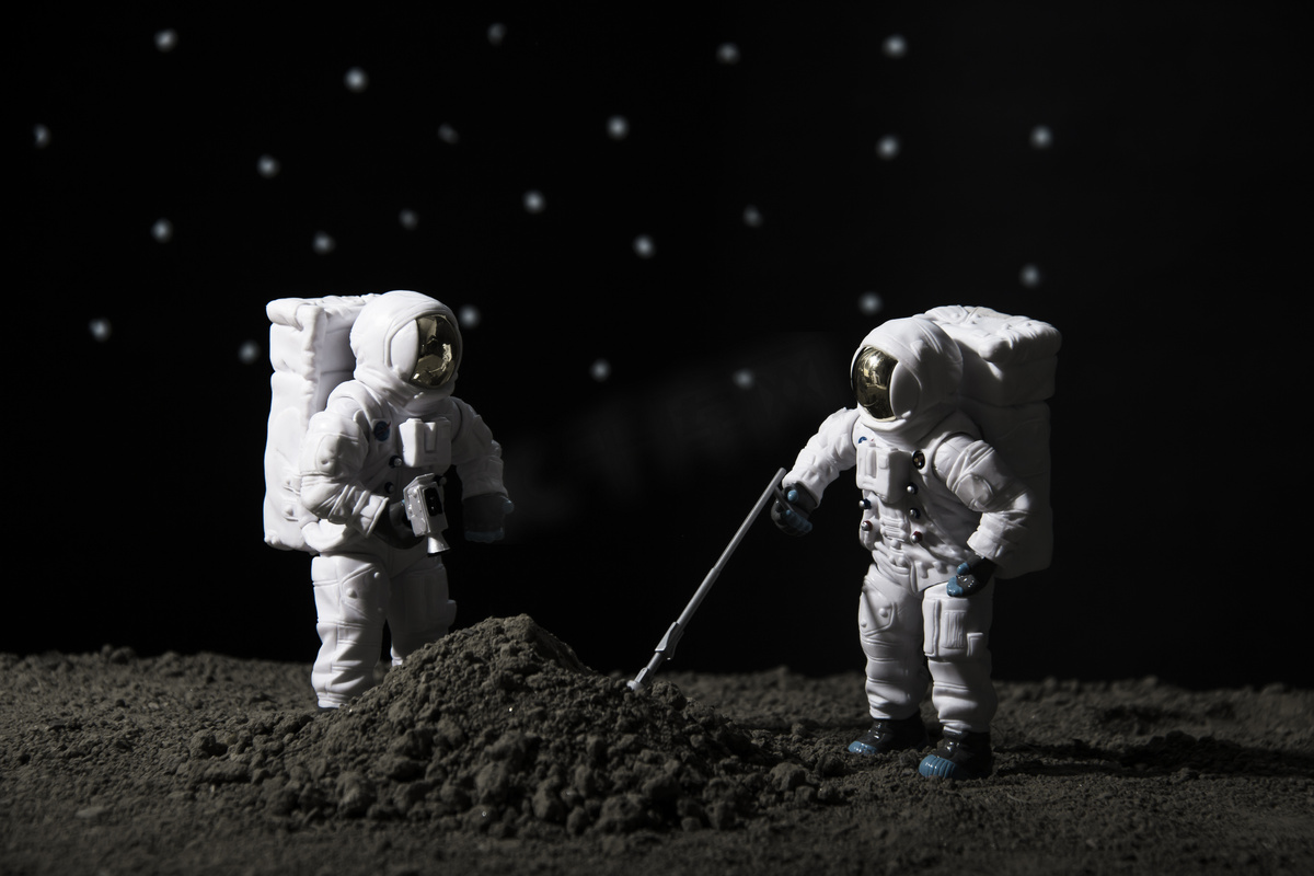航天科技夜晚两个宇航员月球探测土壤摄影图配图图片
