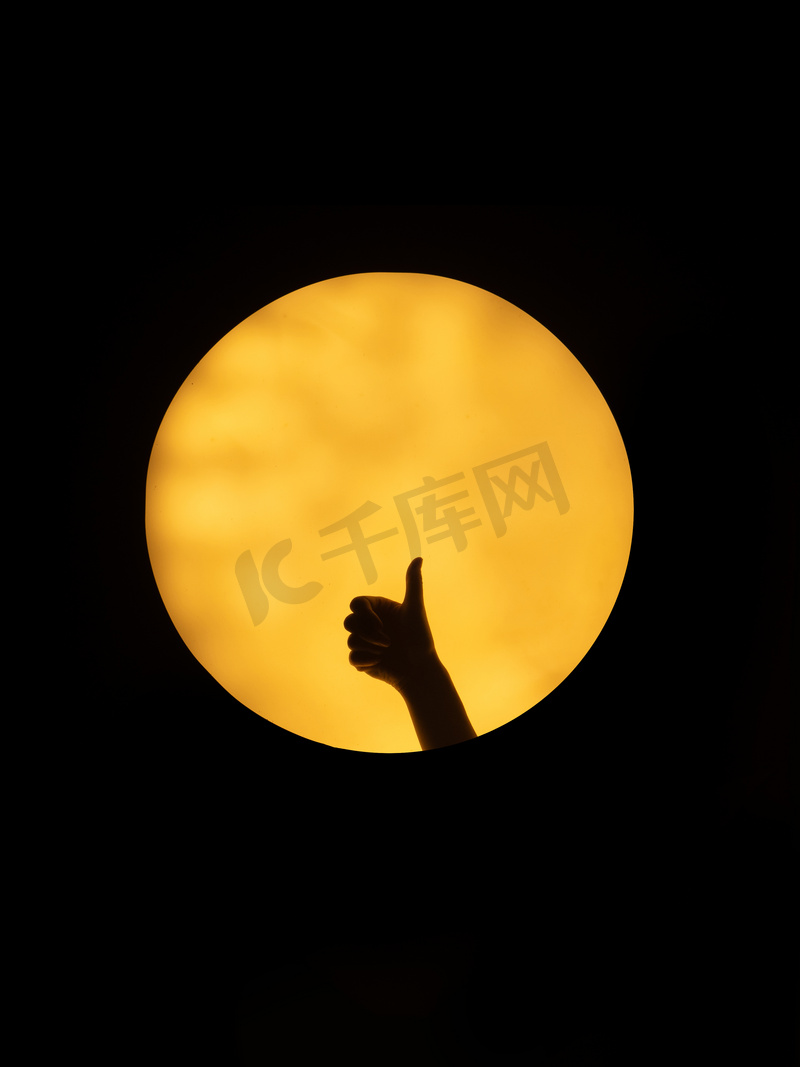 手势剪影夜晚一只手在月亮上竖起大姆指摄影图配图图片