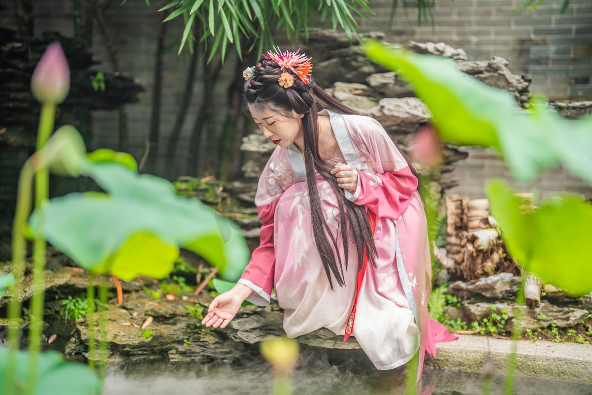 莲花美人下午美女户外玩水摄影图配图图片