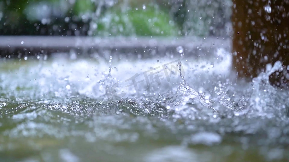 实拍唯美夏天大雨雨滴落入水面溅起水花意境图片
