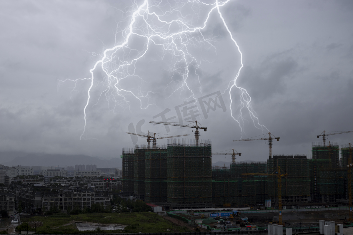 工地打雷风景白天雷雨天气室外风景实拍摄影图配图图片