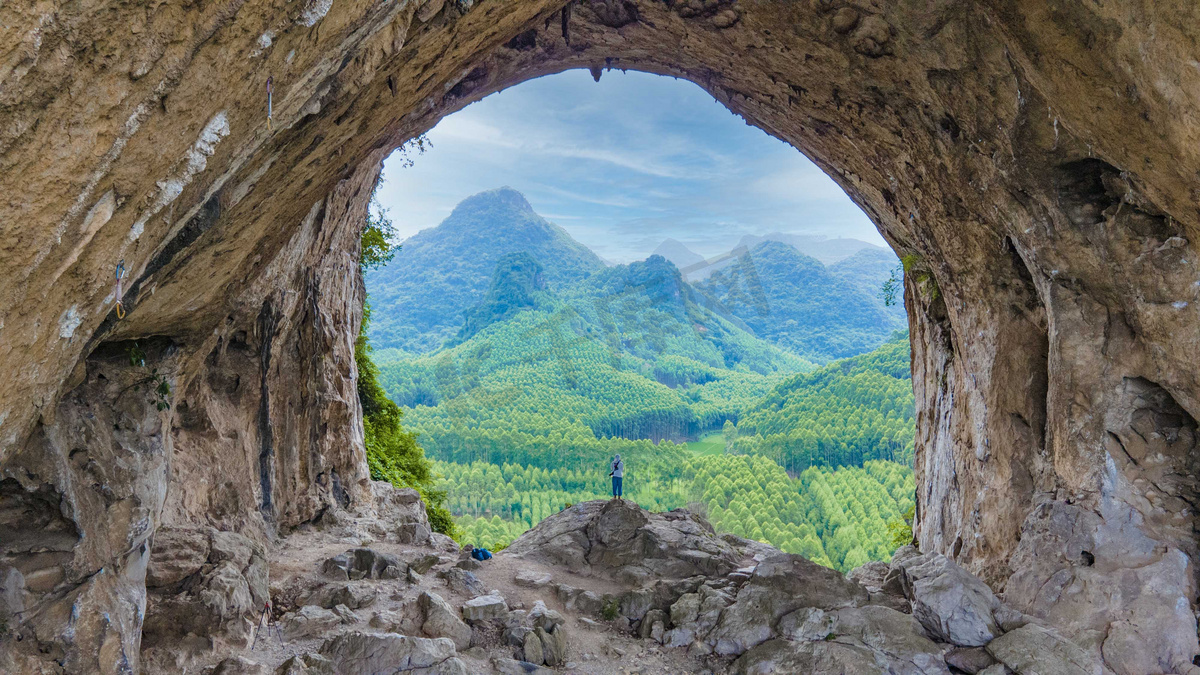 自然中午柳州穿山洞风光航拍山洞爬山摄影图配图图片