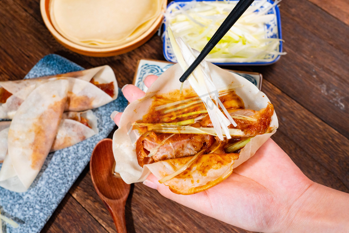 鸭子美食早上北京烤鸭室内卷饼摄影图配图图片