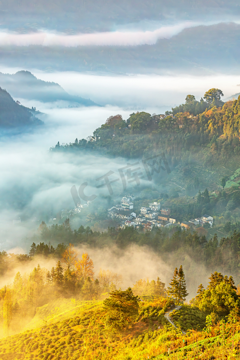 秋天旅游凌晨村庄山区漂动摄影图配图图片