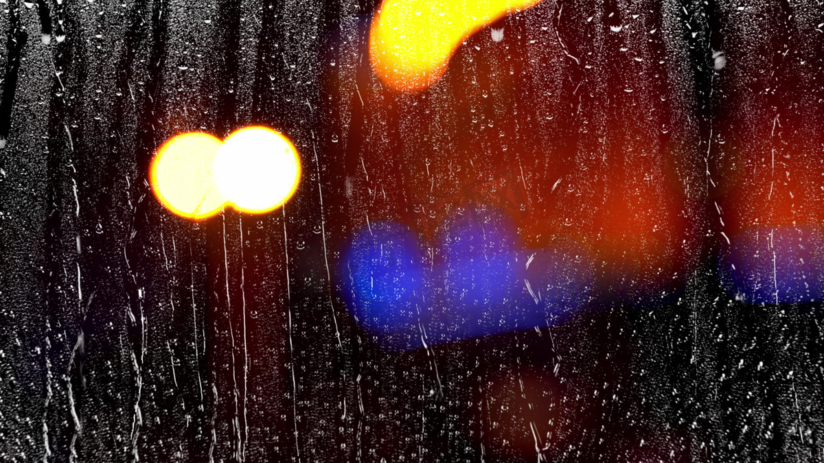 夜晚下雨雨水划过玻璃图片