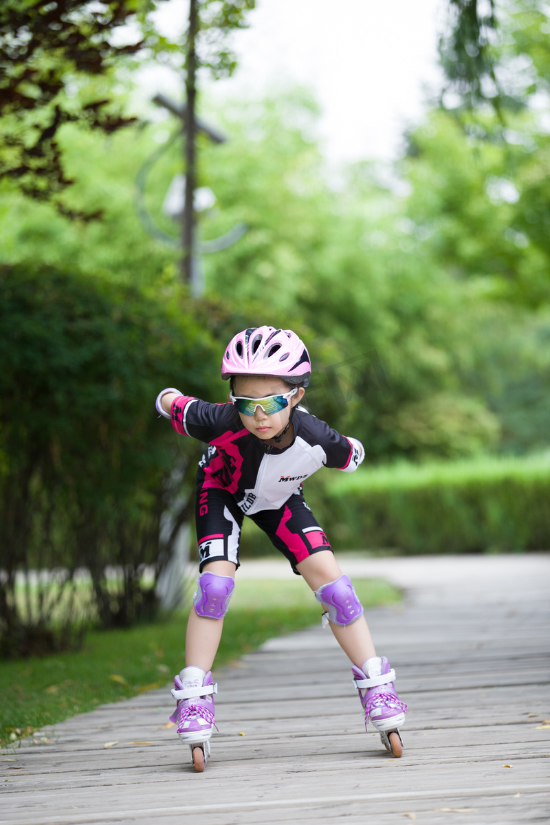 轮滑运动人像儿童体育项目摄影图配图图片