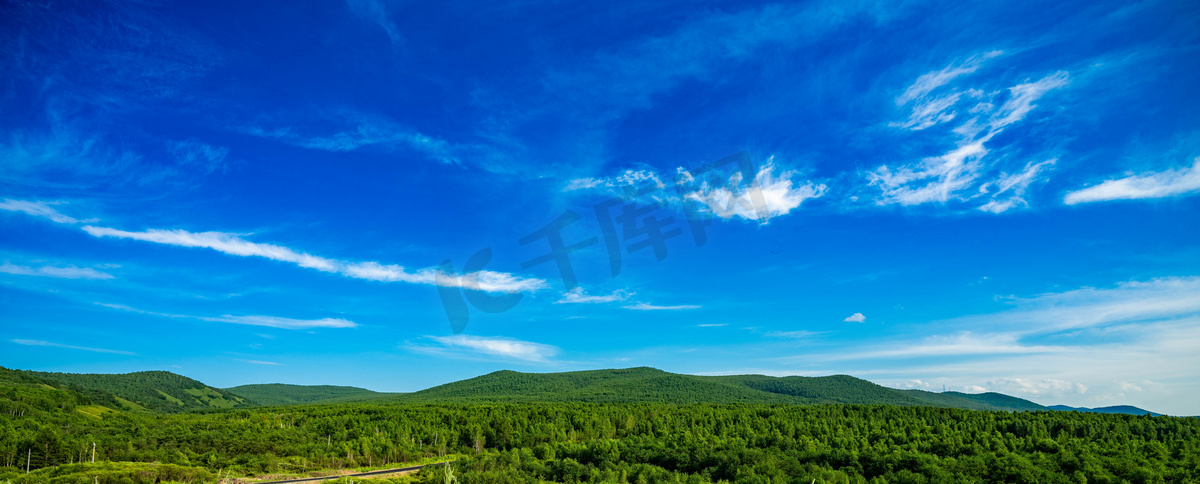 呼伦贝尔白天山峰森林大草原蓝天白云摄影图配图图片