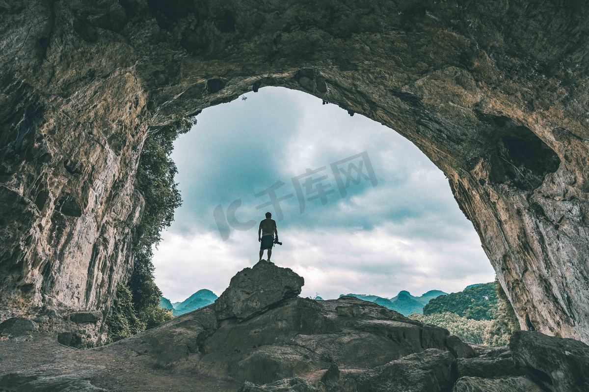 自然正午广西柳州穿山岩风光洞里爬山摄影图配图图片