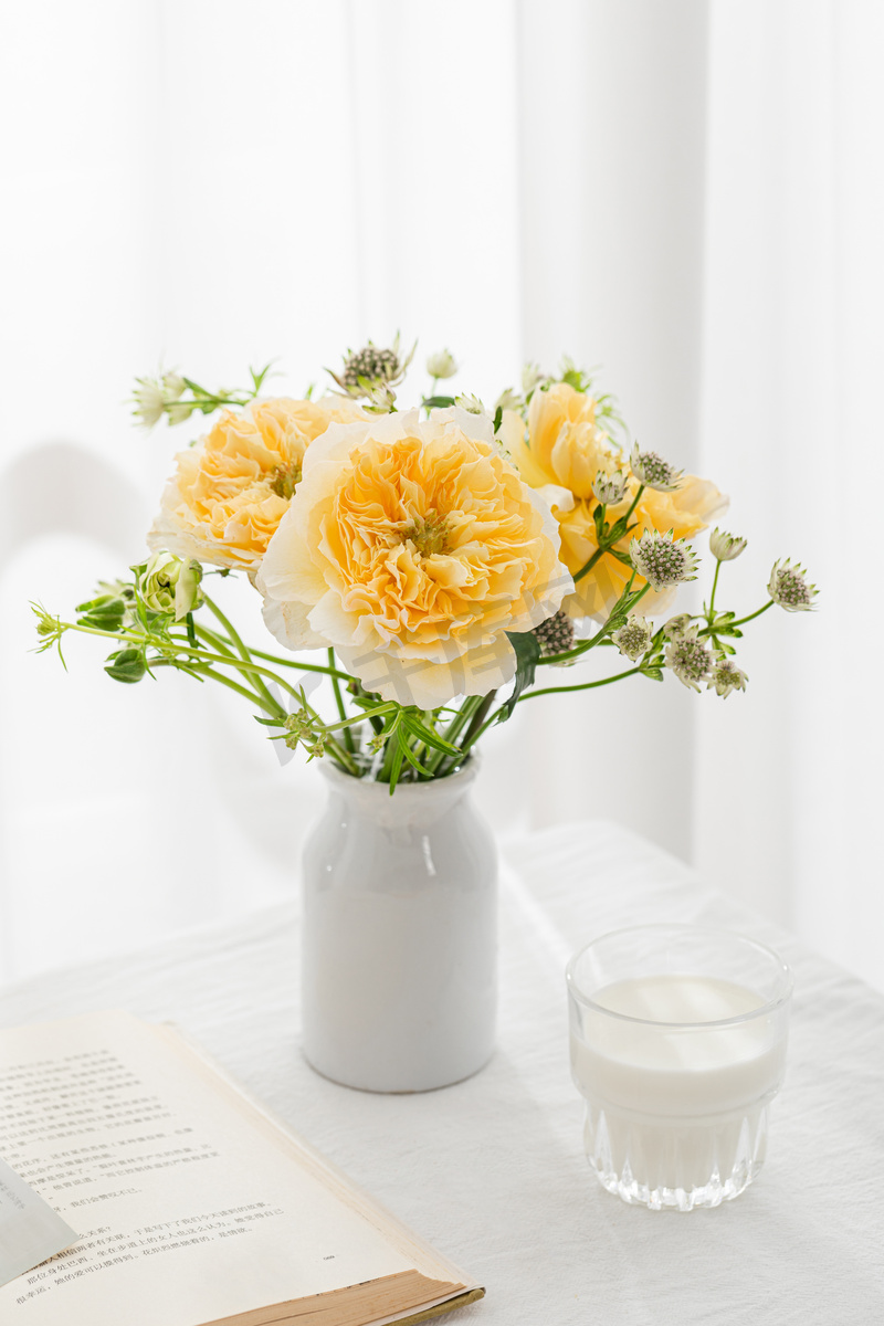 花白天一束黄玫瑰室内桌面瓶花摄影图配图图片
