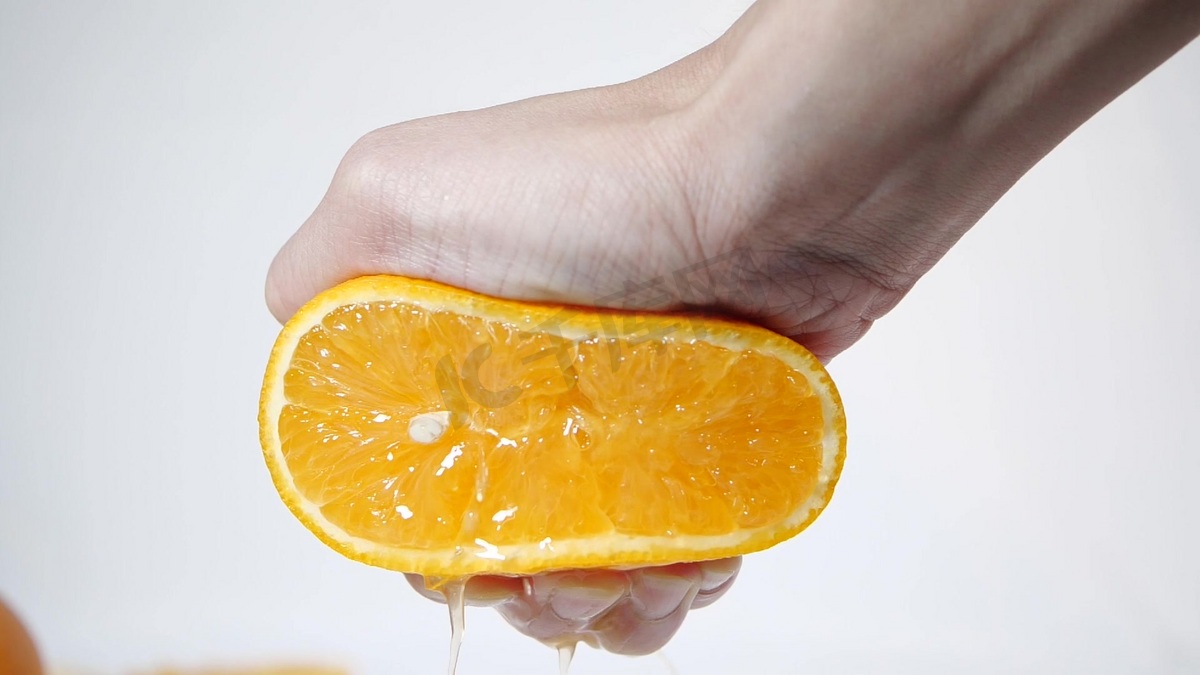 丰富汁水的新鲜橙子挤橙汁图片
