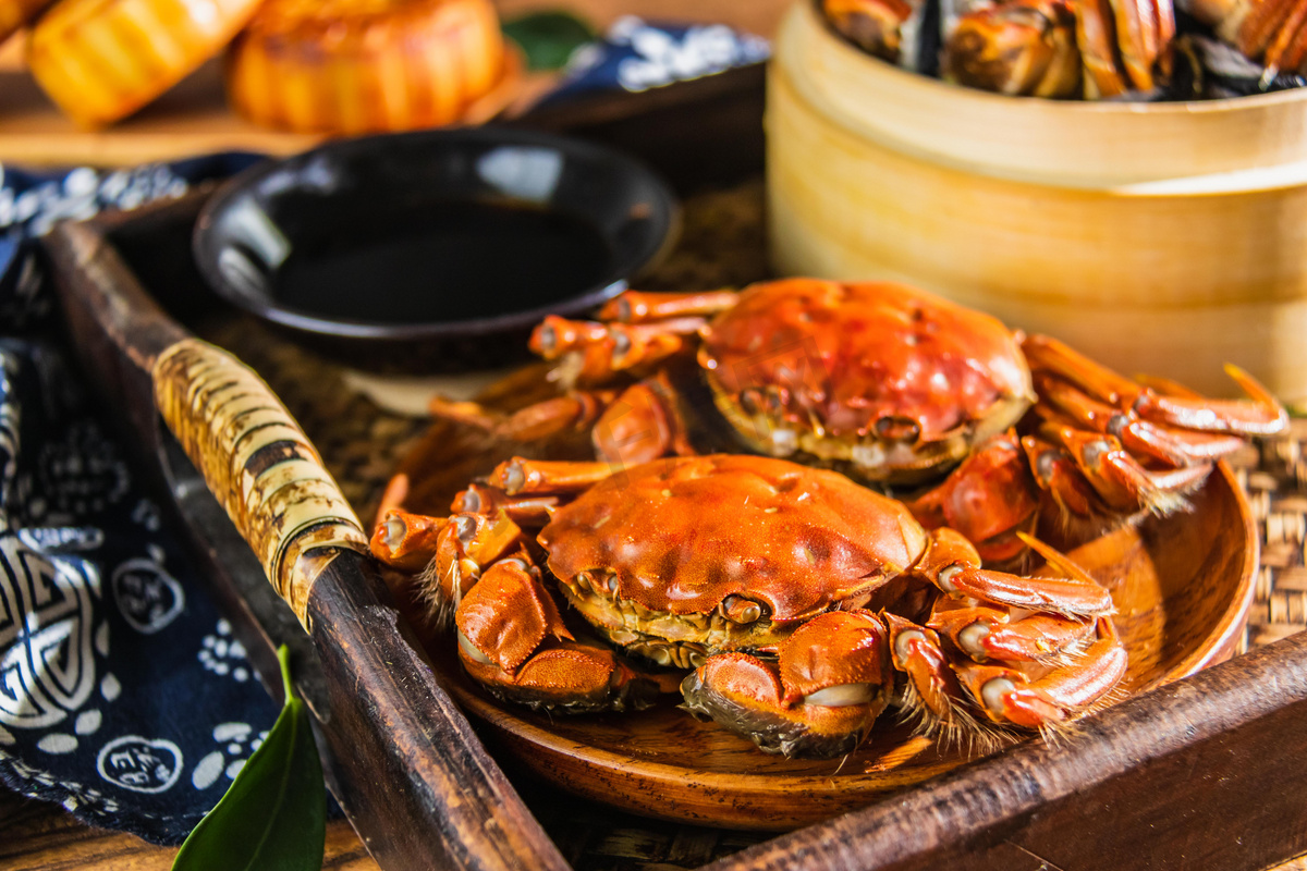 中秋节白天大闸蟹餐桌美食摄影图配图图片