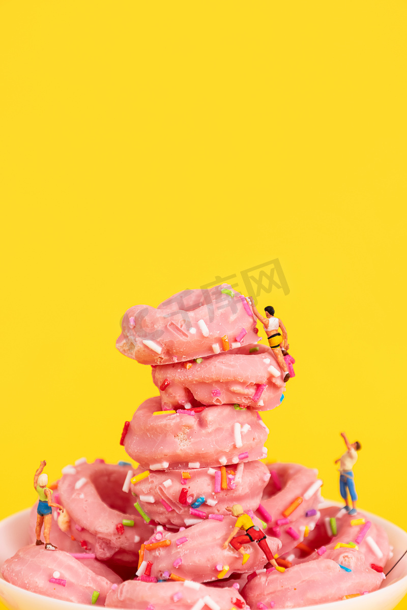 甜甜圈创意微缩黄色背景海报摄影图配图图片