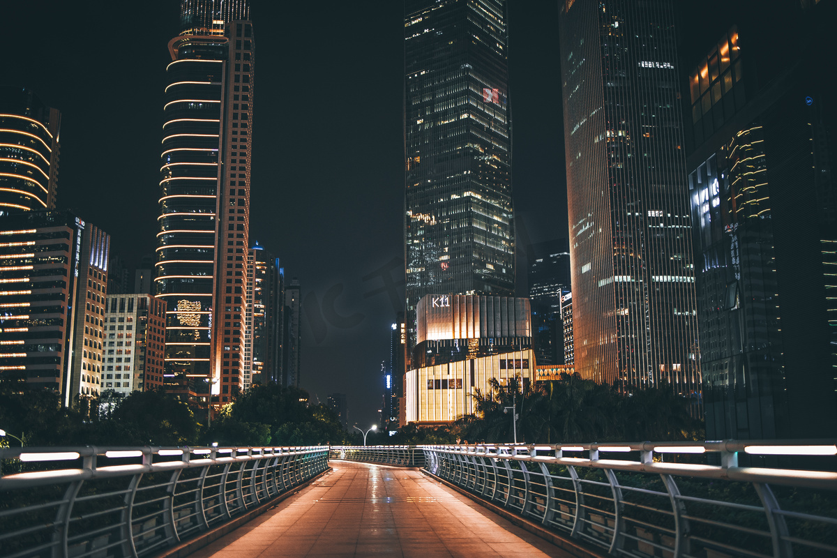 城市夜晚空无一人的人行桥天桥黑金背景摄影图配图图片