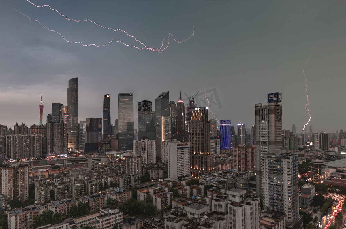 广州雷雨天闪电下午建筑闪电拍摄摄影图配图图片