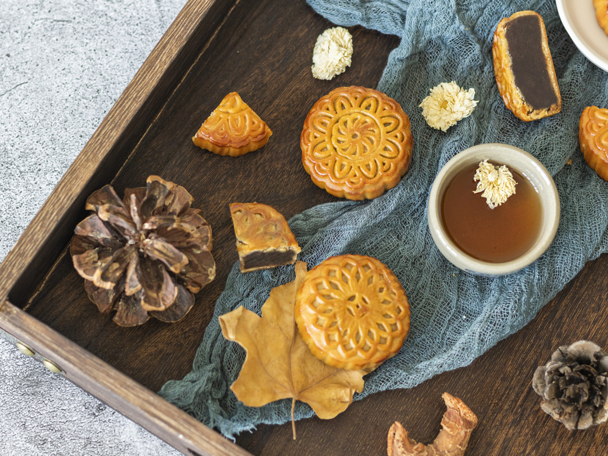 月饼布置照片白天月饼室内吃月饼摄影图配图图片