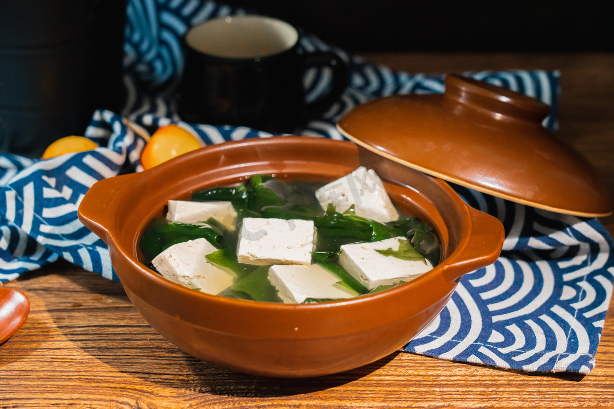 美食白天海带豆腐汤室内食物摄影图配图图片