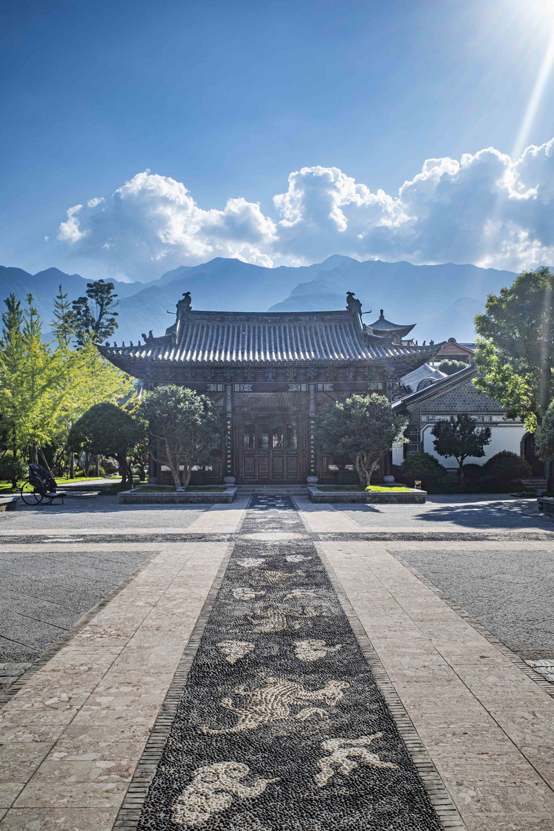 城市中午云南大理寺庙建筑风光寺庙内在观光摄影图配图图片