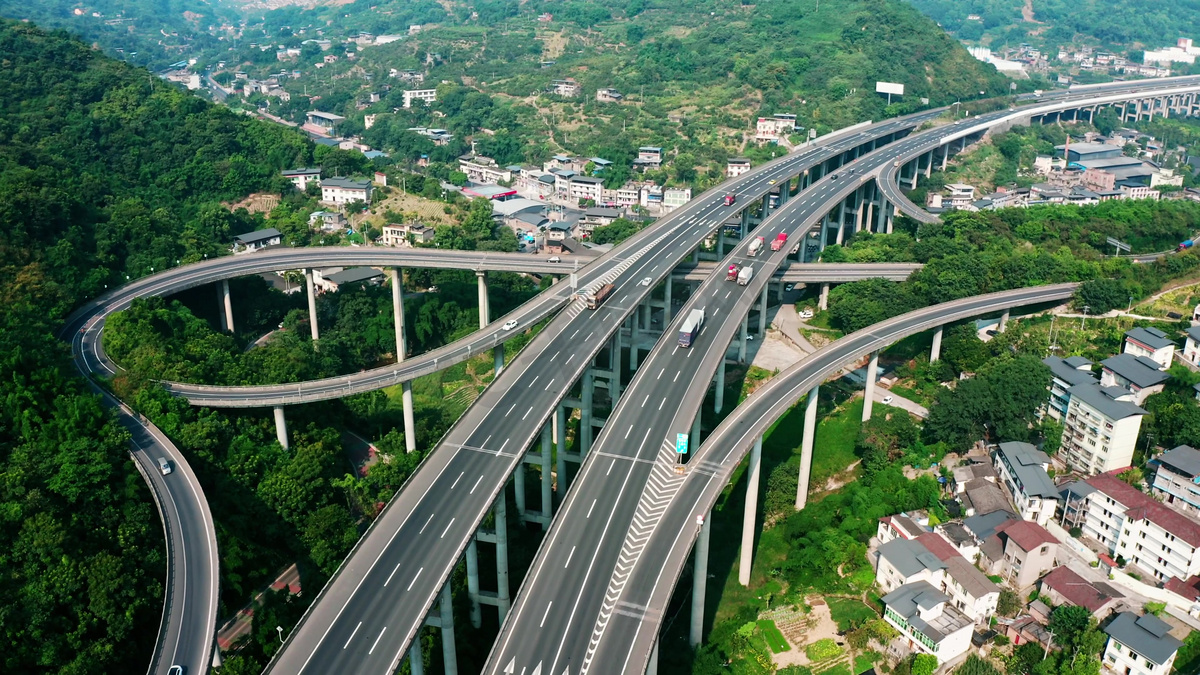 高速公路上行驶的大货车交通车流图片