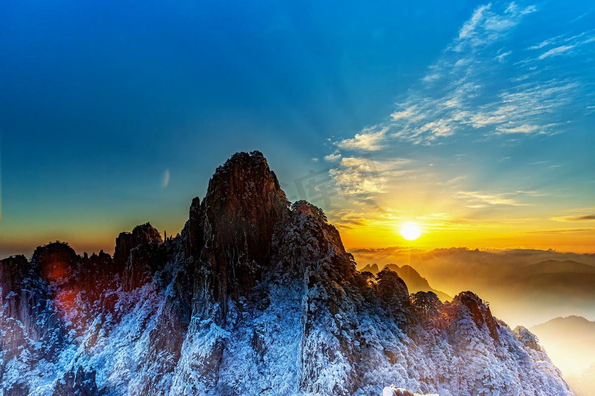 冬天旅游清晨太阳山区摇动摄影图配图图片