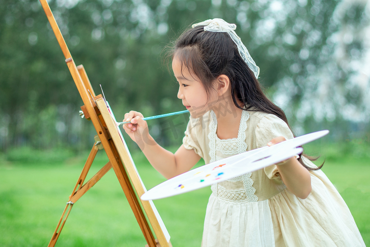 人物形象夏天小女孩户外画画摄影图配图图片