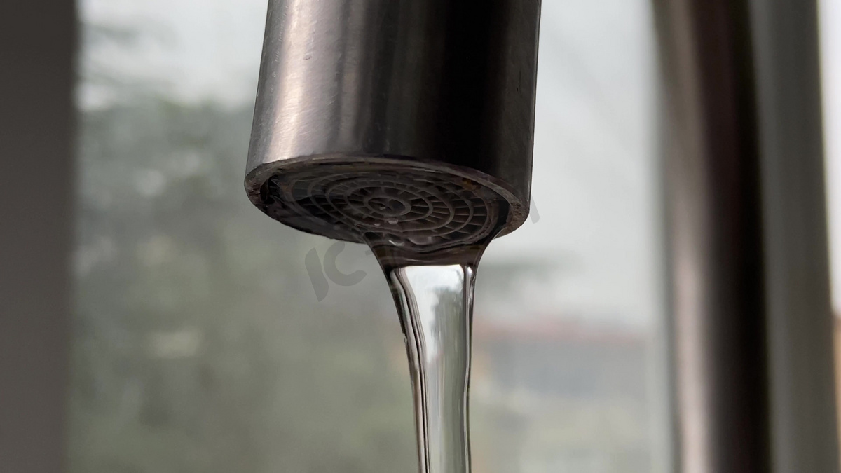 实拍关闭打开的水龙头滴水流水节约水资源公益广告素材图片