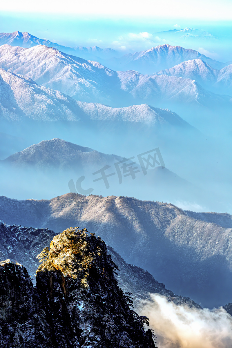 冬季游玩黄昏雪山山区飘动摄影图配图图片