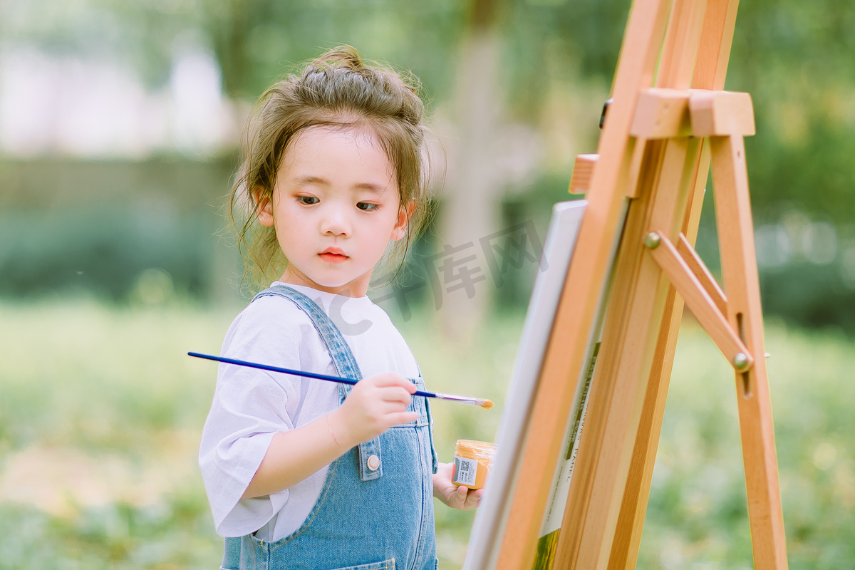儿童美术白天可爱小女孩户外草坪写生画画摄影图配图人物图片